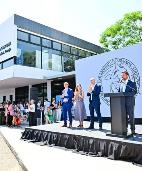 Ariel Sujarchuk da su discurso en el acto