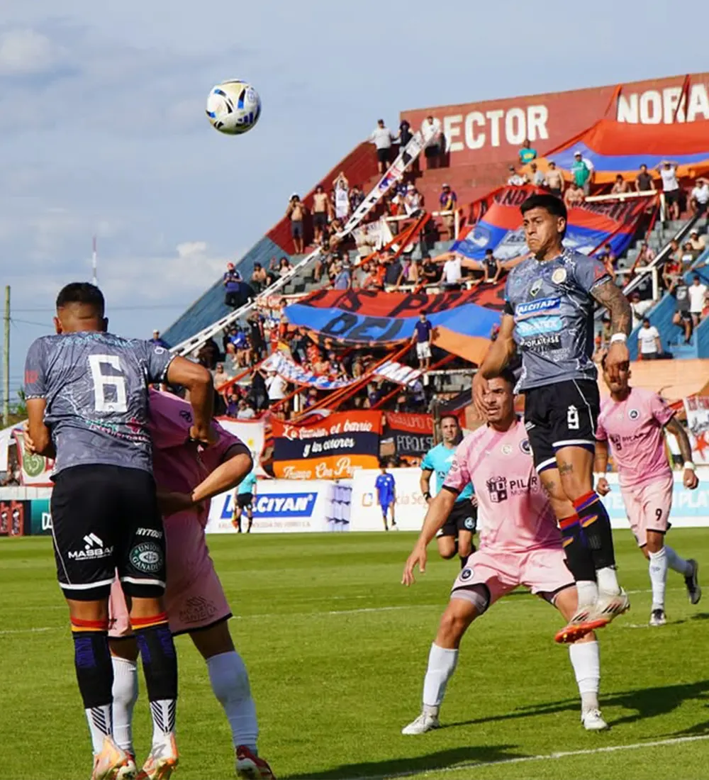 Real Pilar y Deportivo Armenio disputándose la pelota.