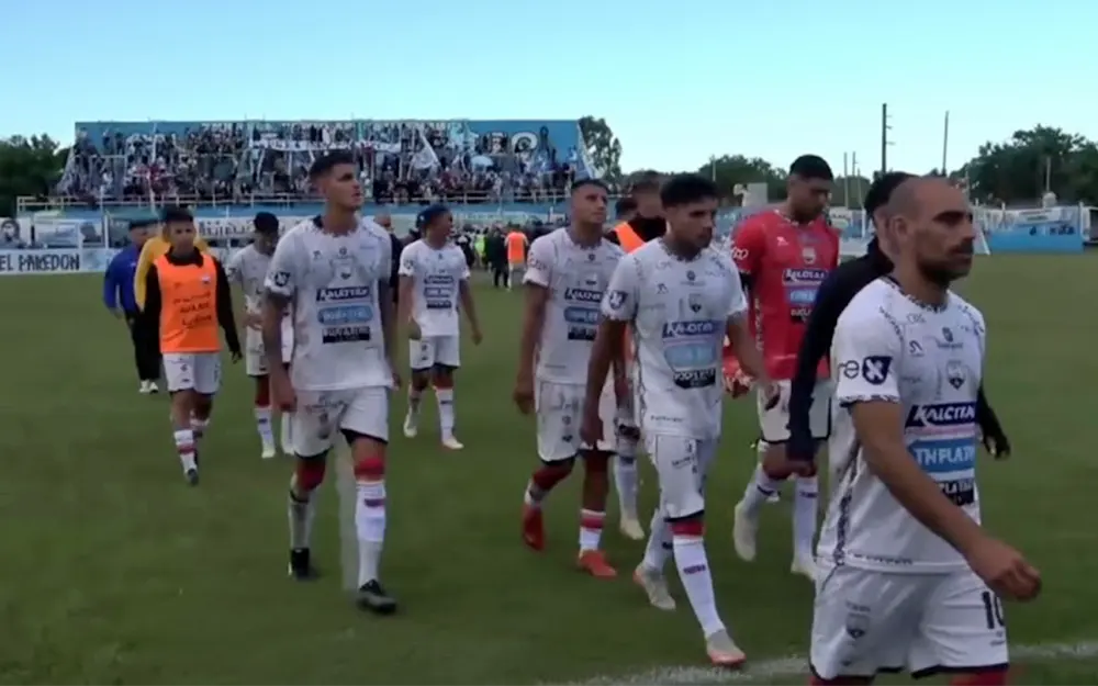 Armenio volvió a perder sobre la hora y se bajó de la lucha por el título