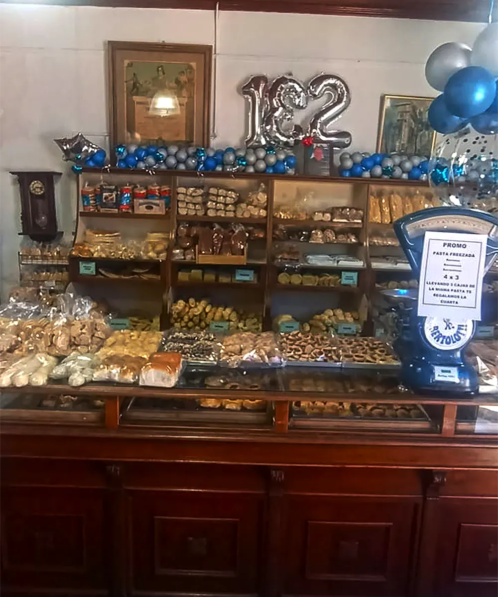En el mostrador de la panadería Bertolotti aún preservan la maquinaria antigua.