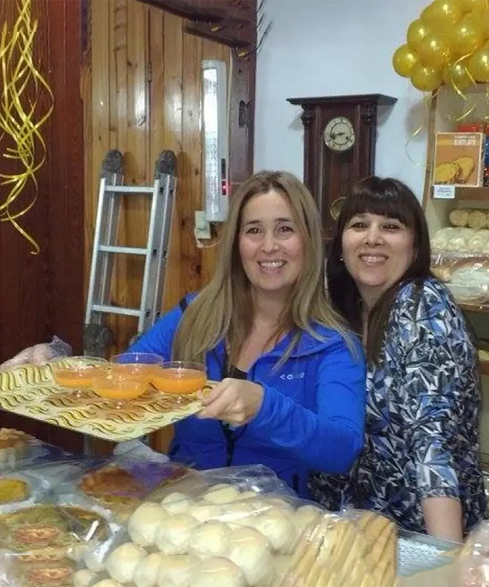 Bettina y Belisa Bertolotti. las actuales dueñas del comercio.