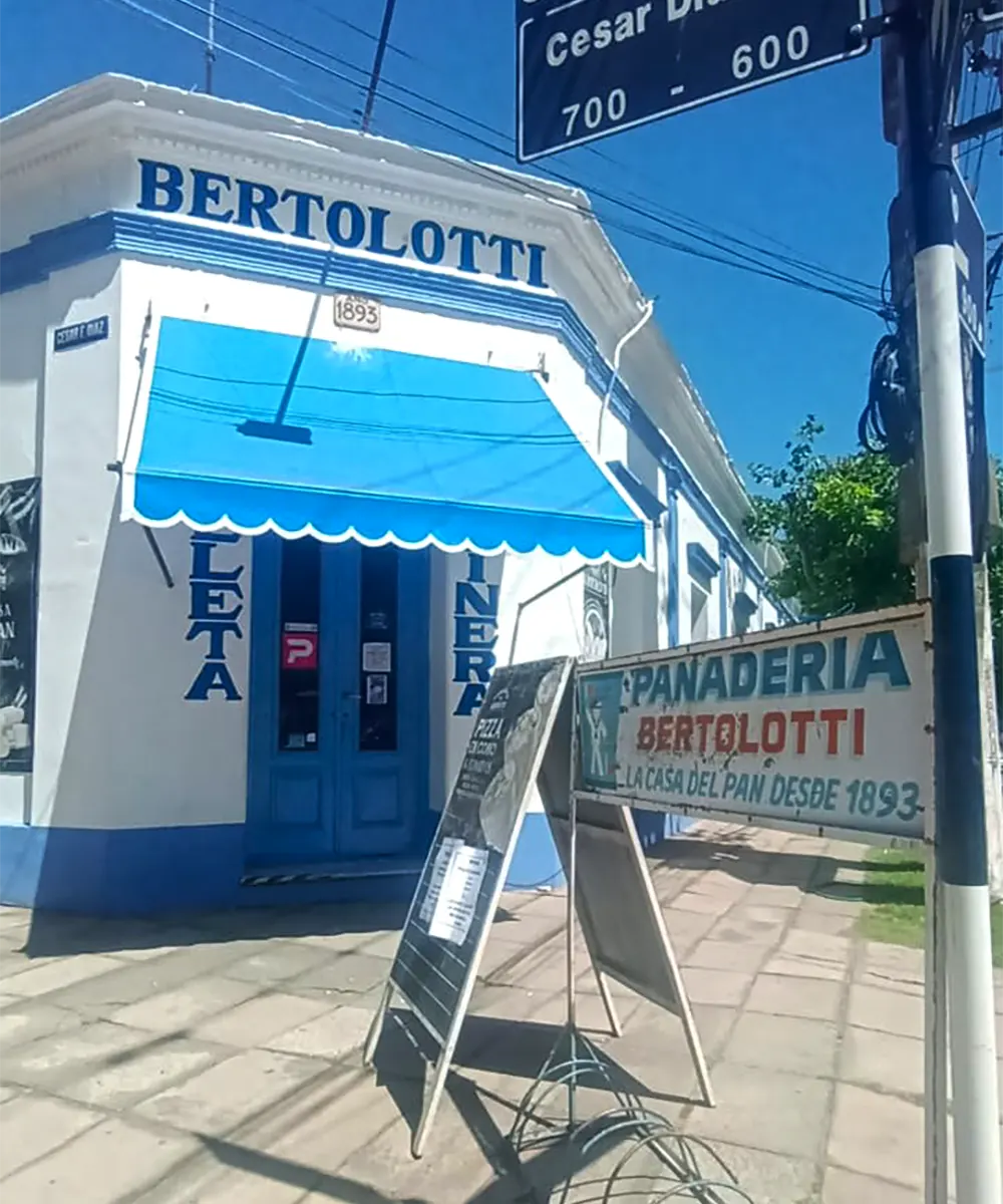 Comercio más antiguo, pinta su fachada de blanco con detalles en azul
