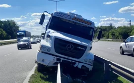 camión sin frenos sobre el guardarraíl