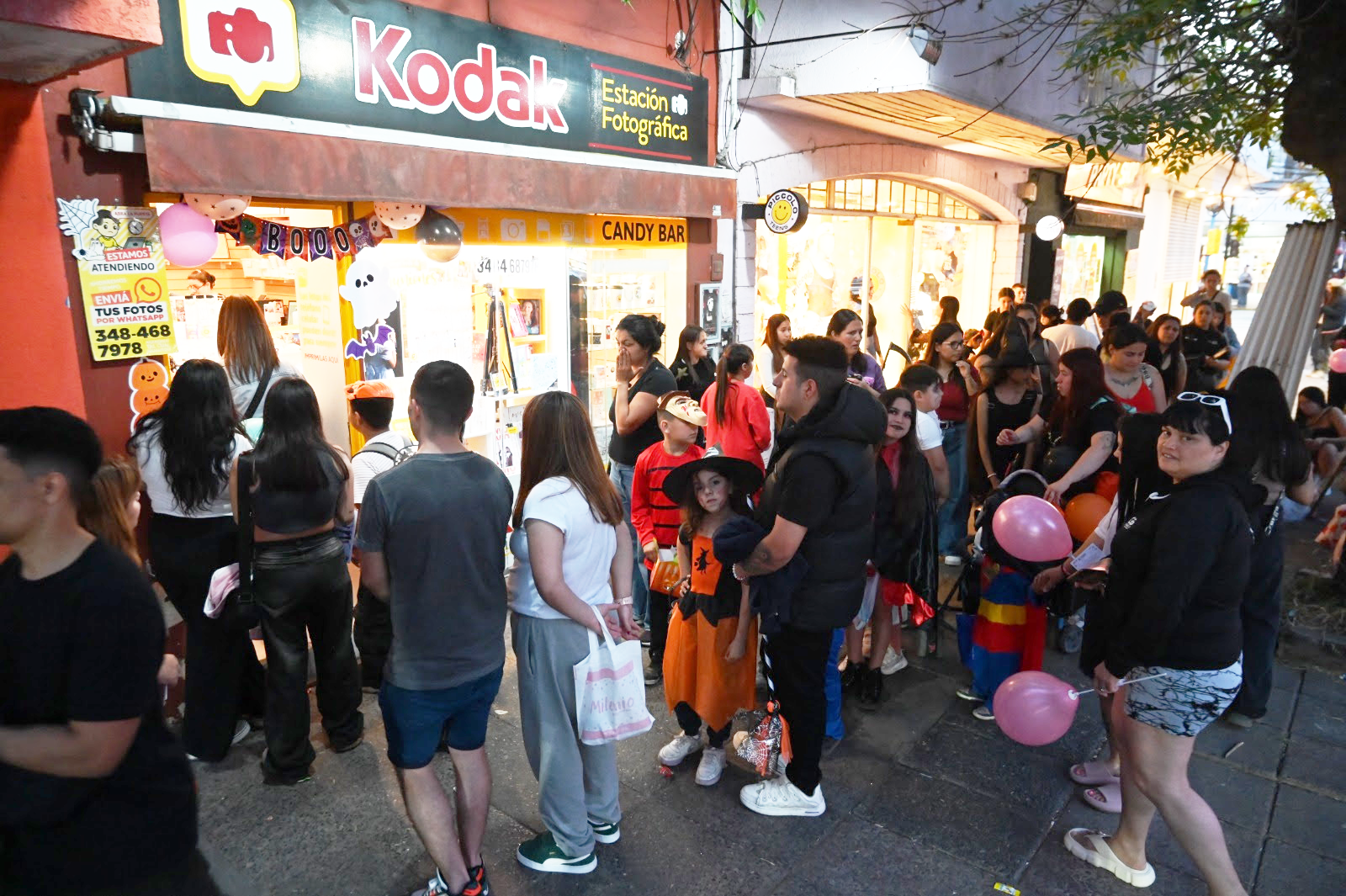 Gente haciendo fila en un comercio por las promociones de Halloween.