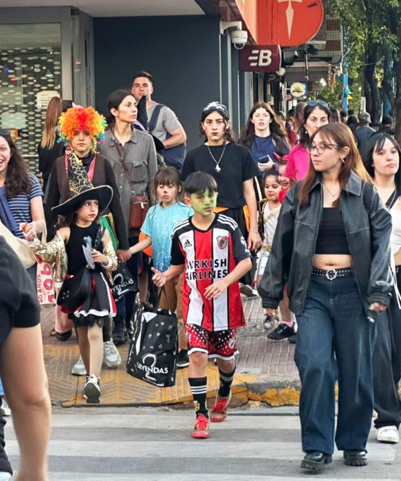 Vecinos recorriendo las calles del distrito disfrazados.