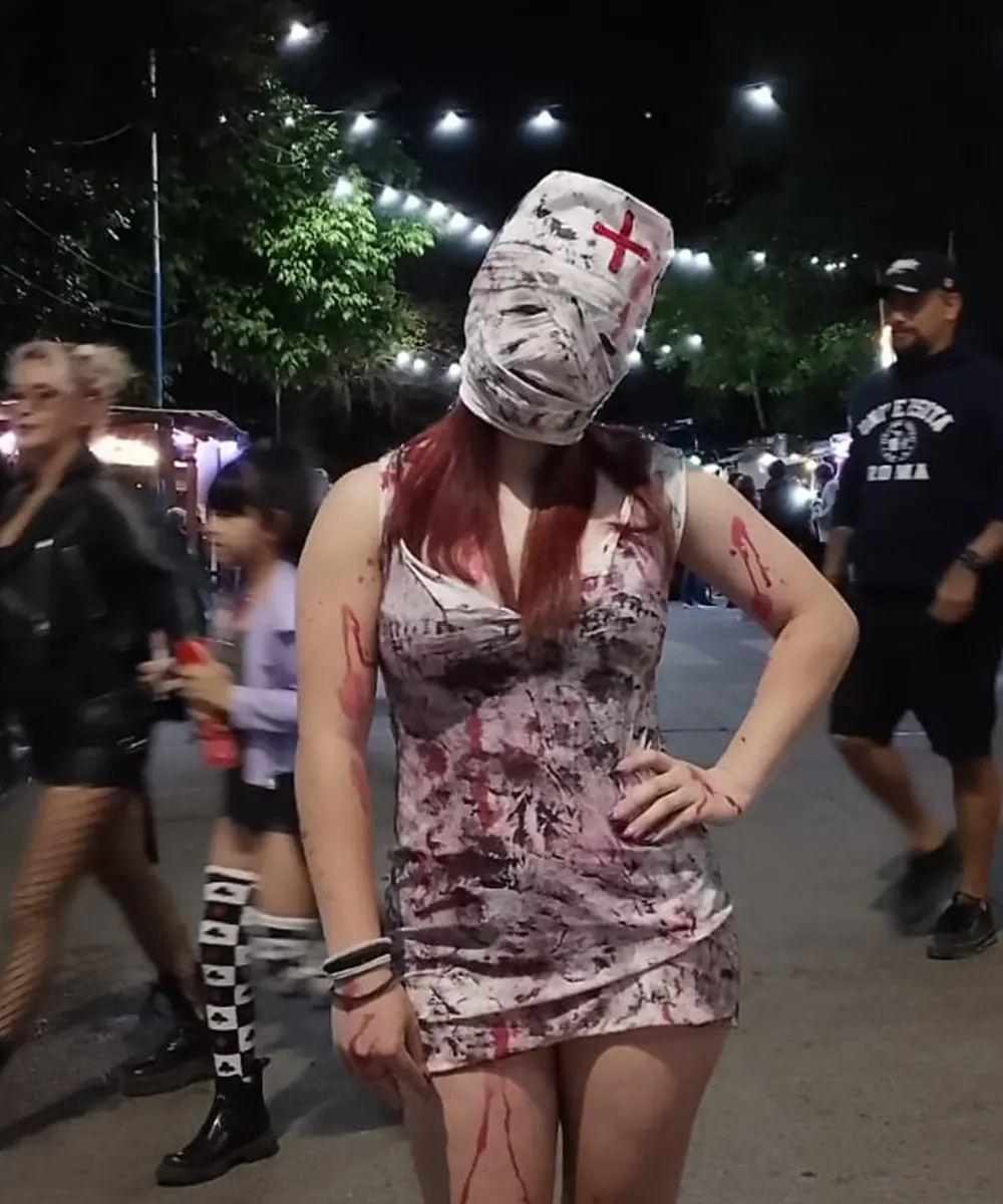 niña con la cabeza vendada