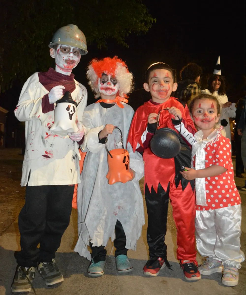 Cuatro niños disfrazados. Zombie, calabaza, patyaso, y una niña zombi