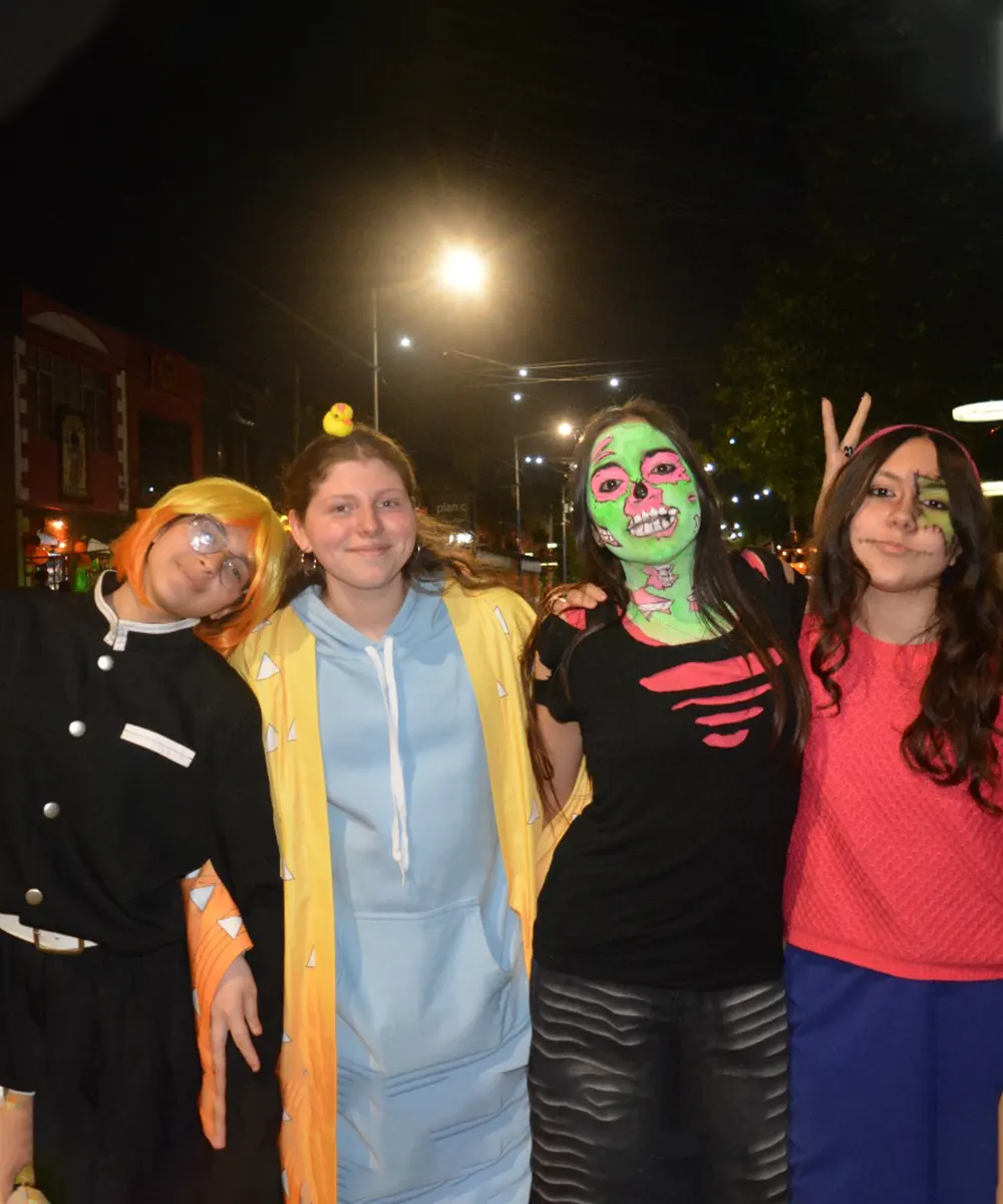 nilas con disfraces coloridsos