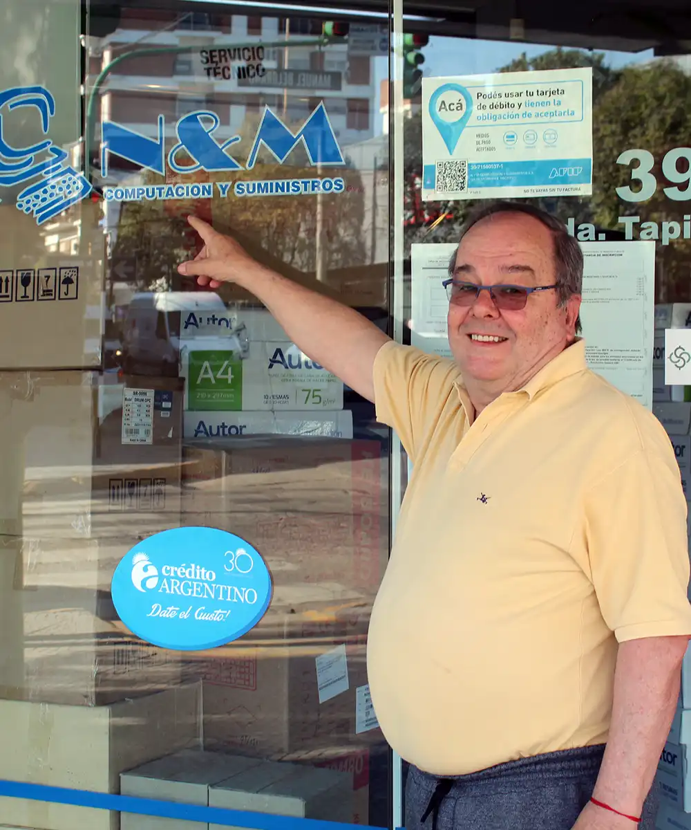 Héctor Nieves, en la puerta de su local