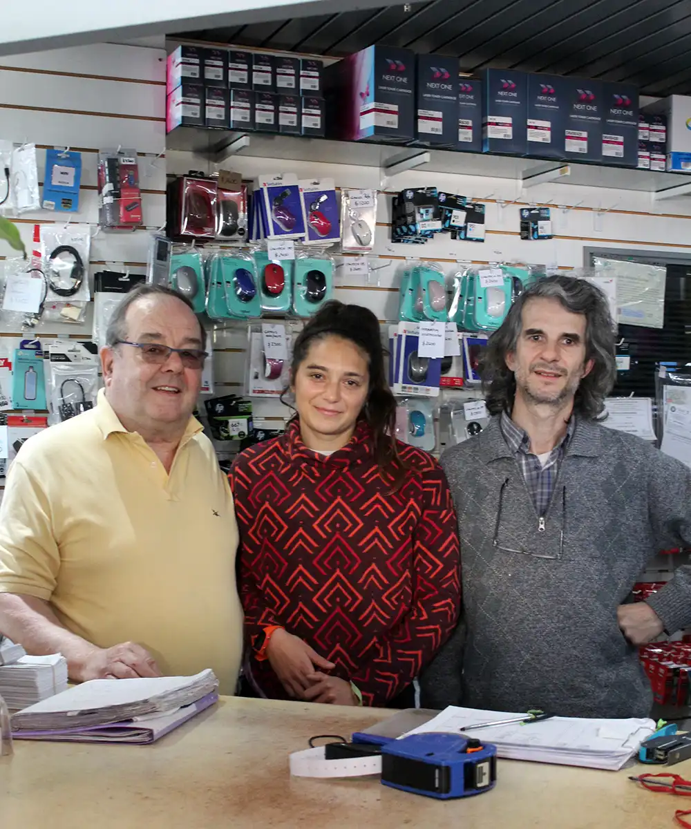Héctor Nieves junto a su hijo Guillermo y su nieta Candela