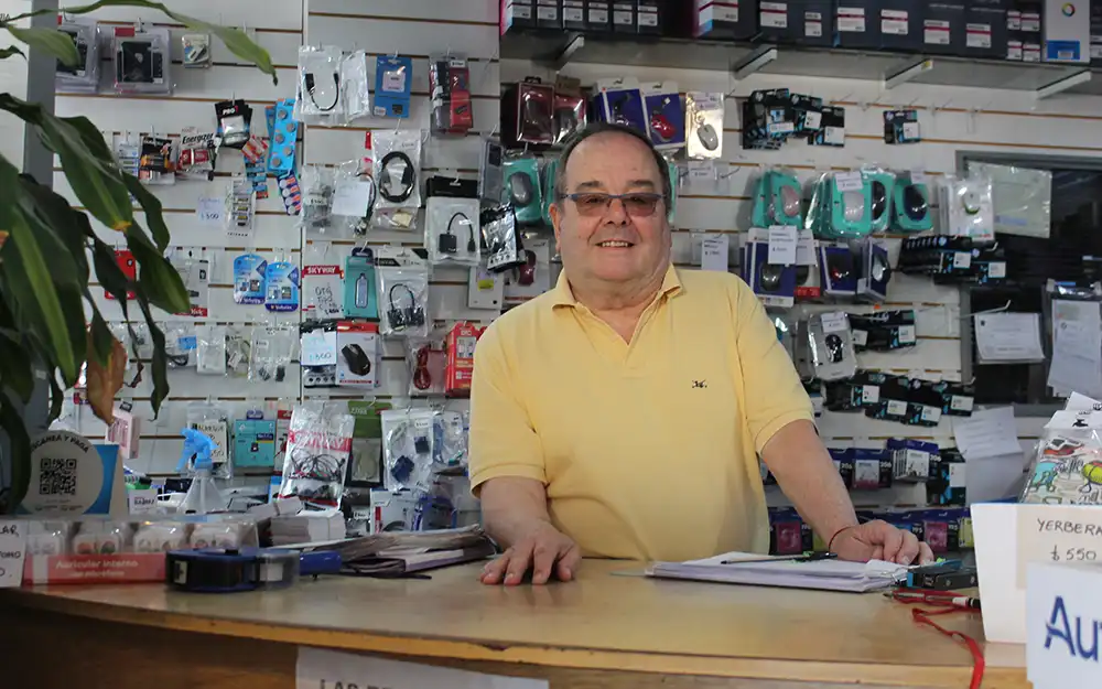 Hector Nieves Héctor Nieves, detrás del mostrador de su local