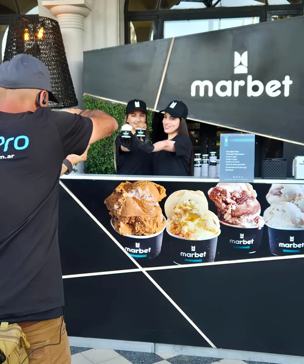 Dos empleadas sonríen ante un fotógrafo en el local de Marbet Escobar