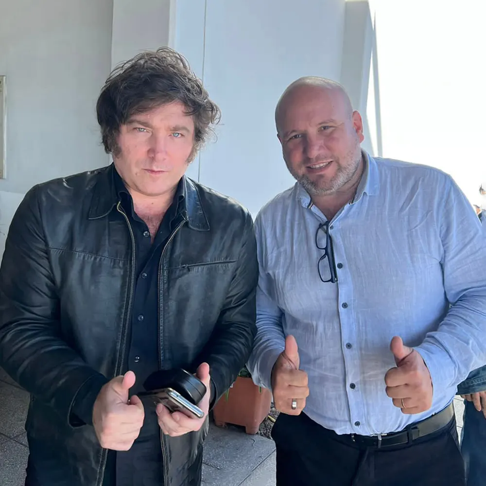 Javier Milei y Maxi Patti, con sus pulgares en alto