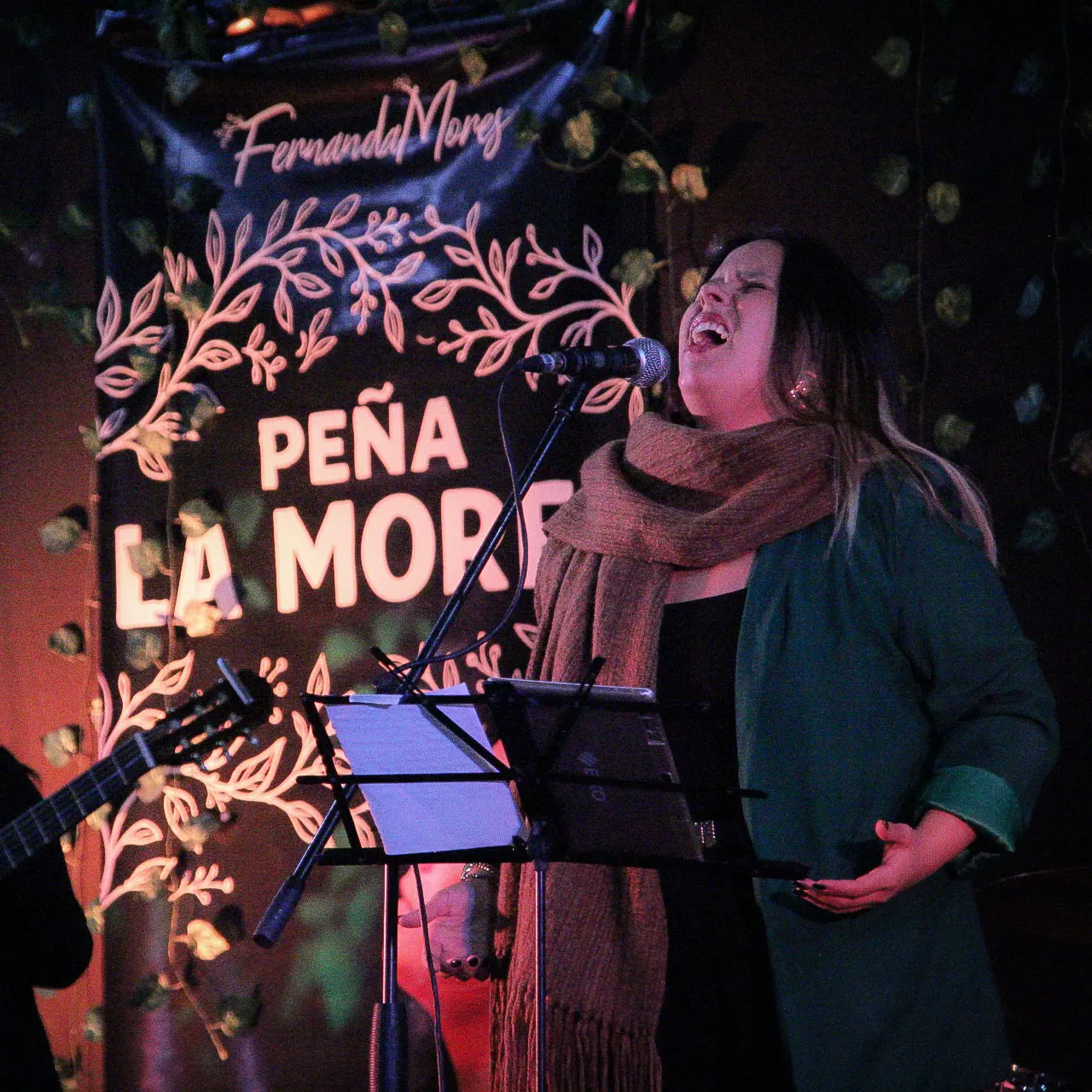 Fernanda Mores cantando