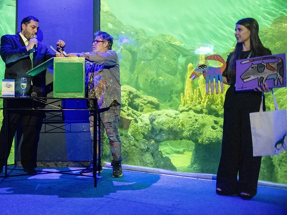 El artísta Milo Lockett durante el sorteo de sus obras donadas a la Fundación Temaikèn.