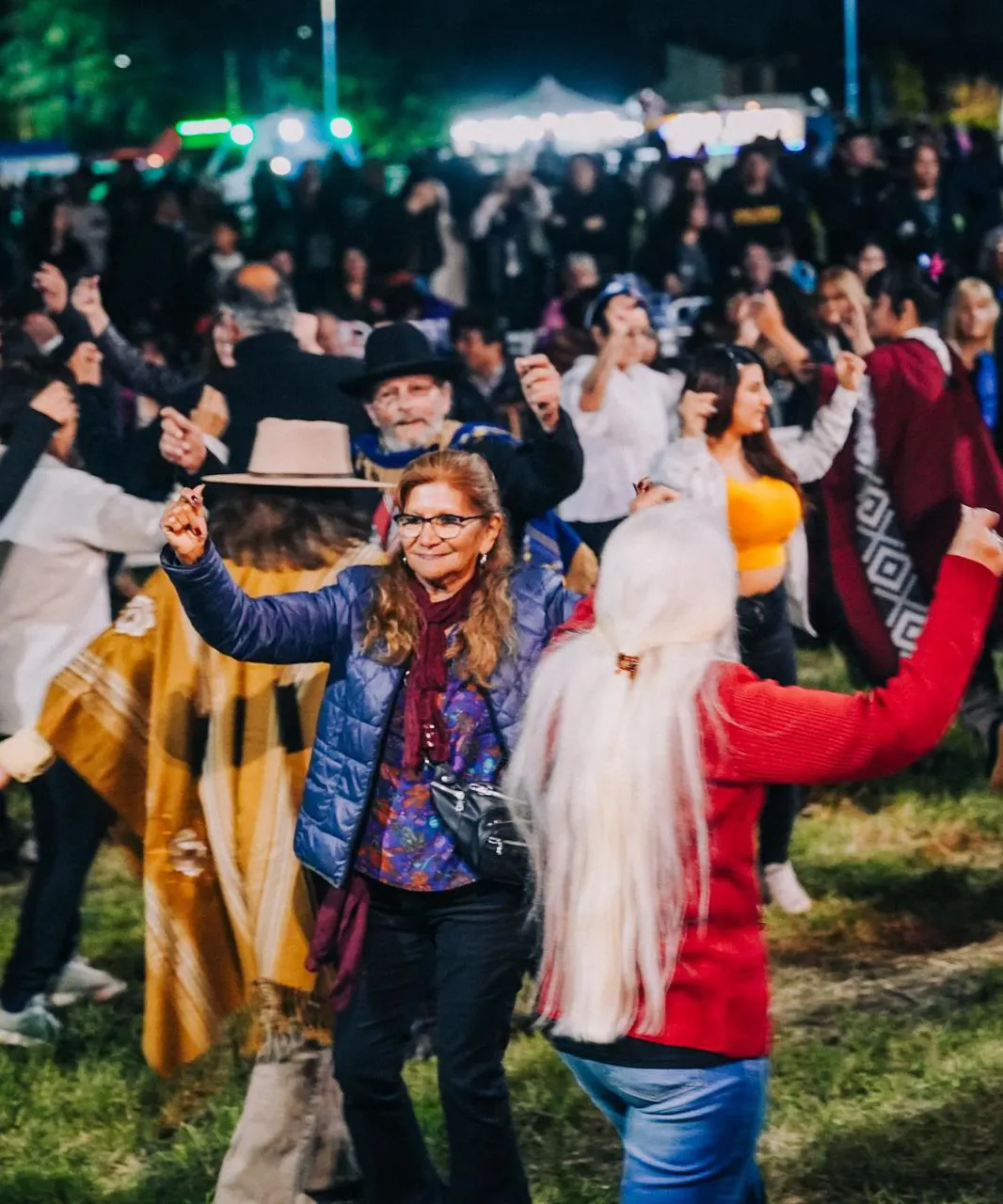 Vecinas y vecinos bailando en el festival de raíces provincianas