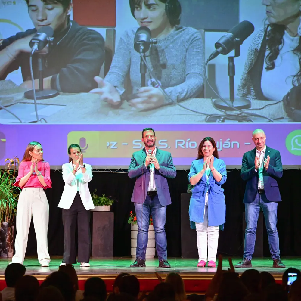 Ariel Sujarchuk junto a autoridades municipales participando del acto del concurso Ciudades Limpias.