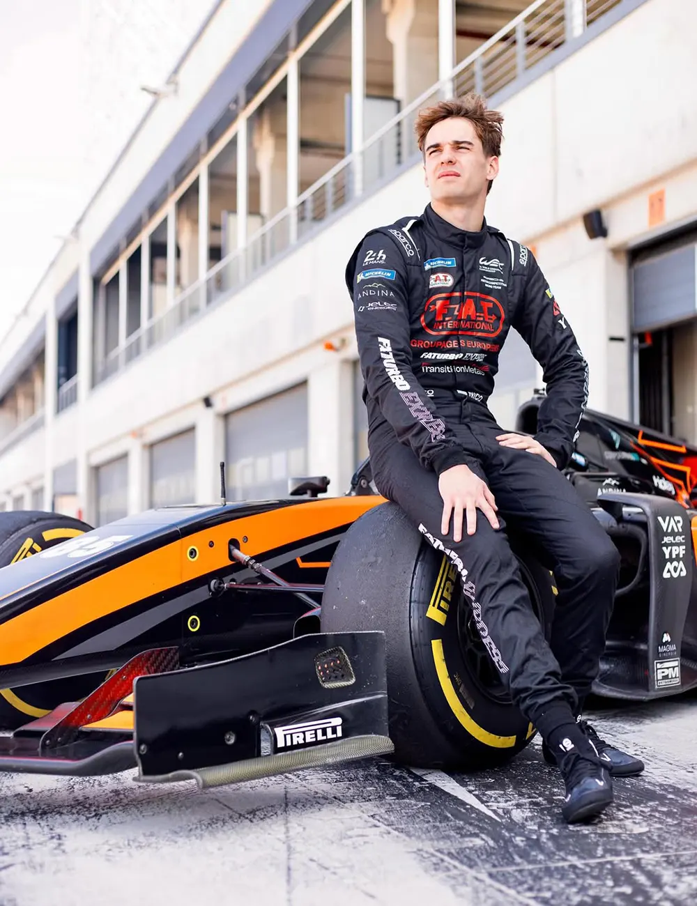 Nicolás Varrone junto a su auto de carreras.