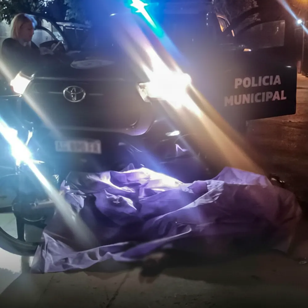 La moto tirada en el asfalto delante del patrullero