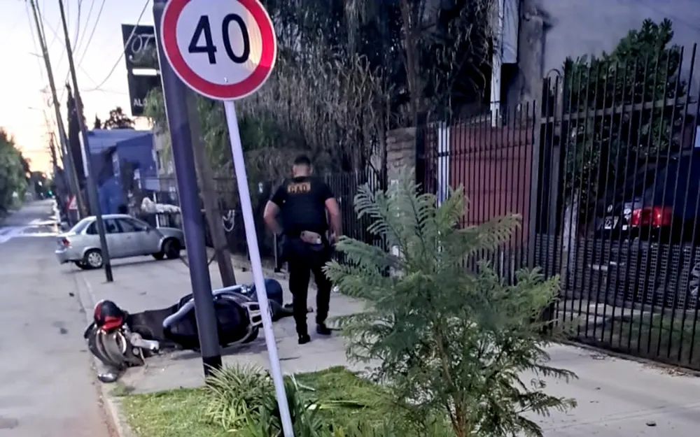 Accidente fatal en Garín: un motociclista murió al chocar contra un poste de luz