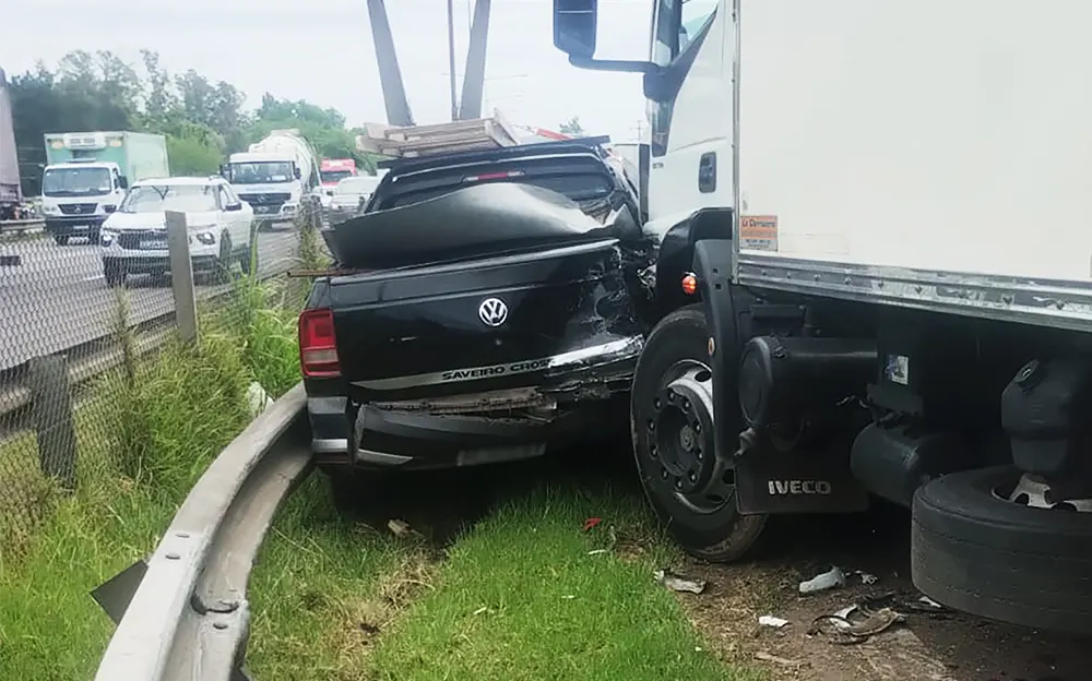 Un camión provocó un impresionante choque en cadena sobre la autopista