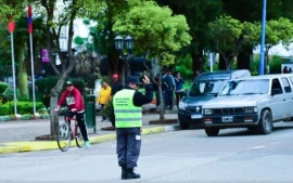 un agente de tránsito en una esquina de escobar