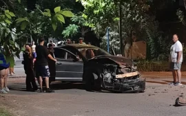 El auto chocado por un patrullero