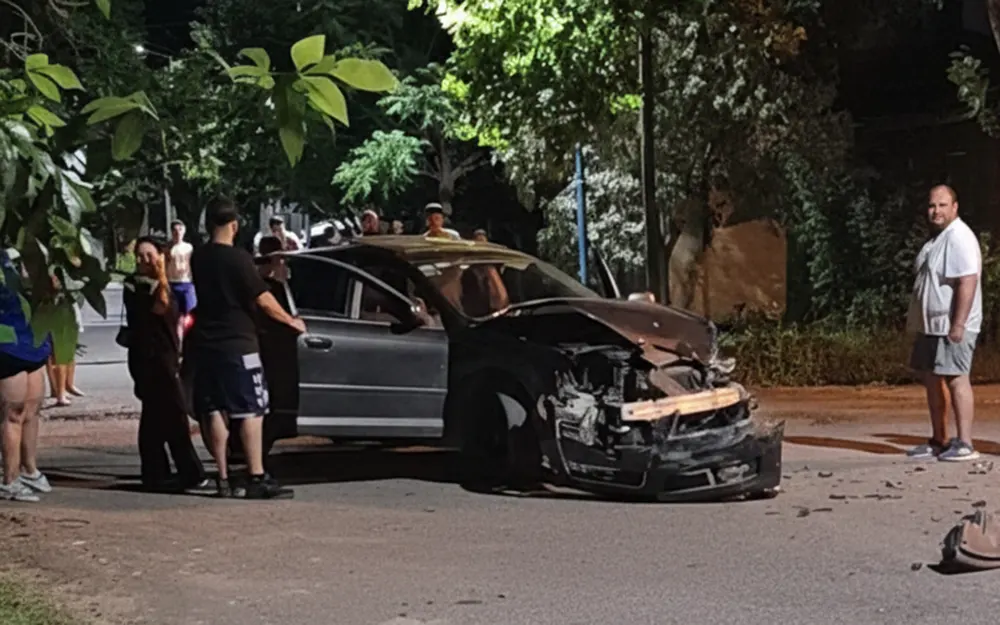 Violento choque entre un patrullero y un auto particular en Garín