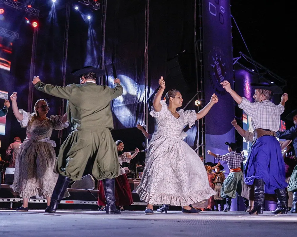 Ballets folklóricos y grupos de danza, mostrarán coreografías típicas que representarán las tradiciones de distintas provincias argentinas.