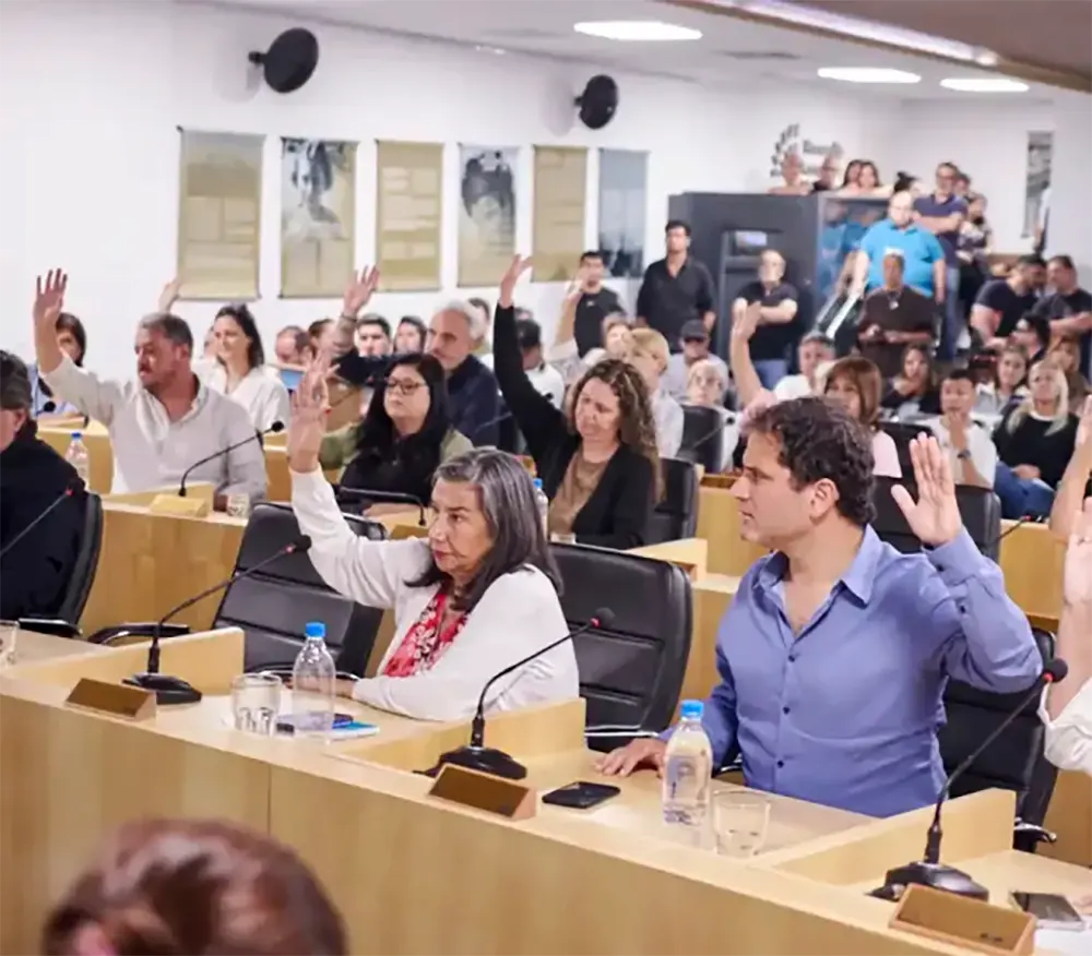 Concejles levantan la mano para aprobar el proyecto de ordenanza del bingo