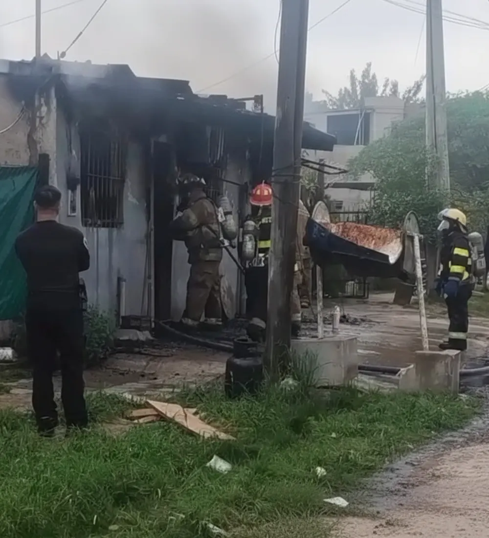 Los bomberos trabajaron para contener las llamas y evitar que se propague al resto de la vivienda.