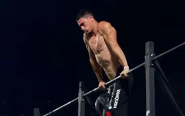 Augusto Pienovi en la competencia de calistenia