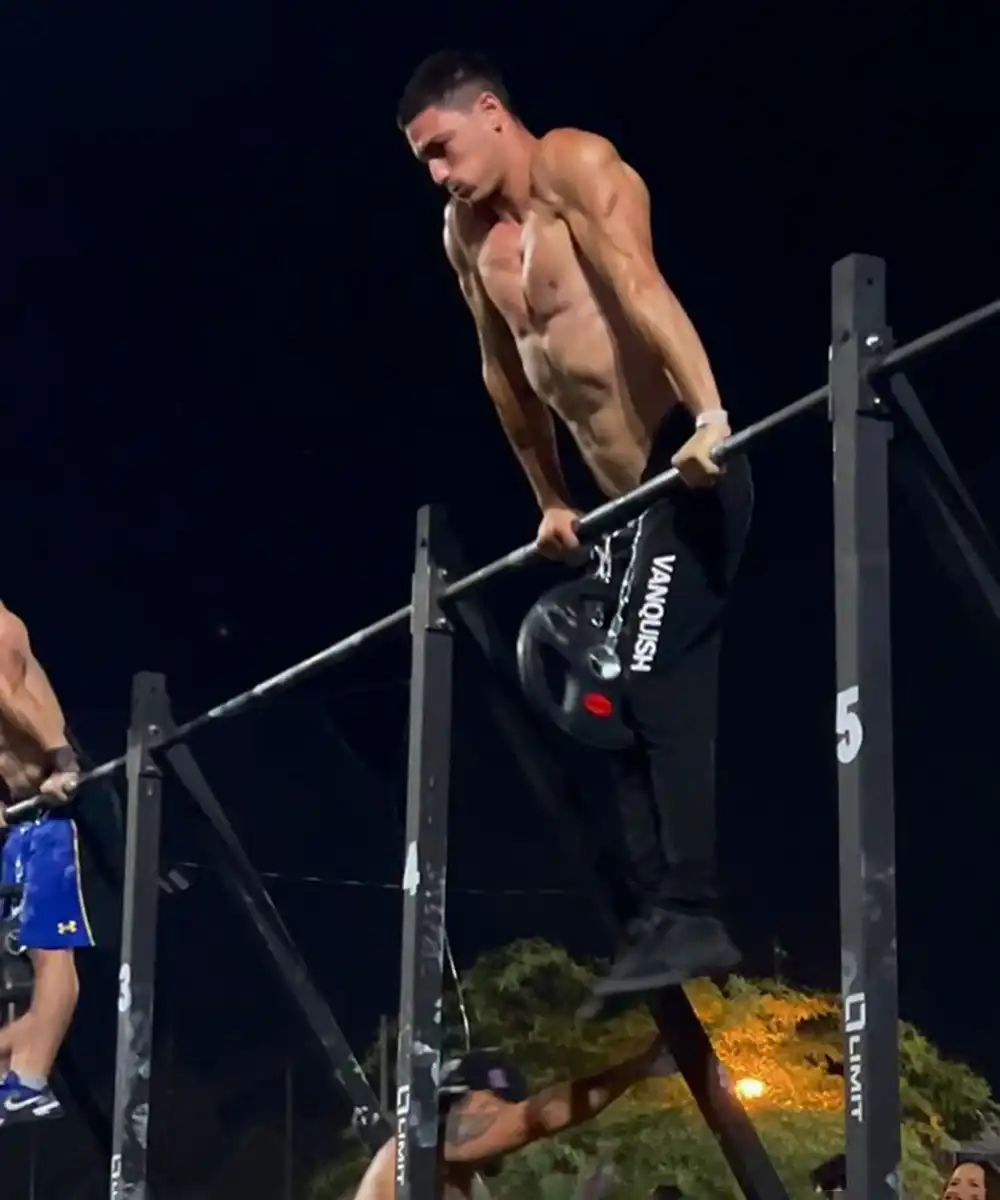 Augusto Pienovi en la competencia de calistenia