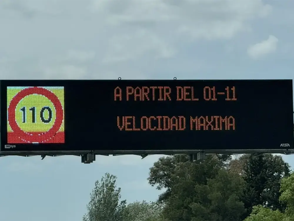Señalización en el Acceso Oeste de Panamericana avisando la fecha de cambio de la medida de velocidad.