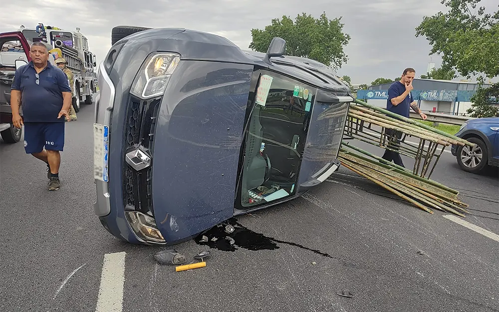 Una camioneta chocó a un auto y volcó a la altura del Puente de Alba
