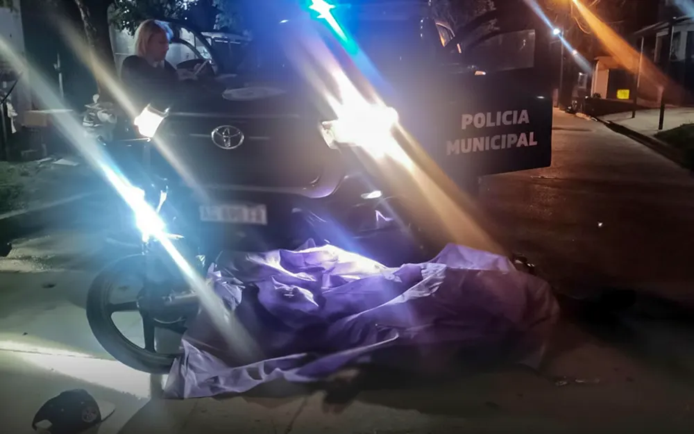 La moto tirada en el asfalto delante del patrullero