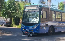 Un colectivo de la línea 291 choco a una moto conducida por un joven.