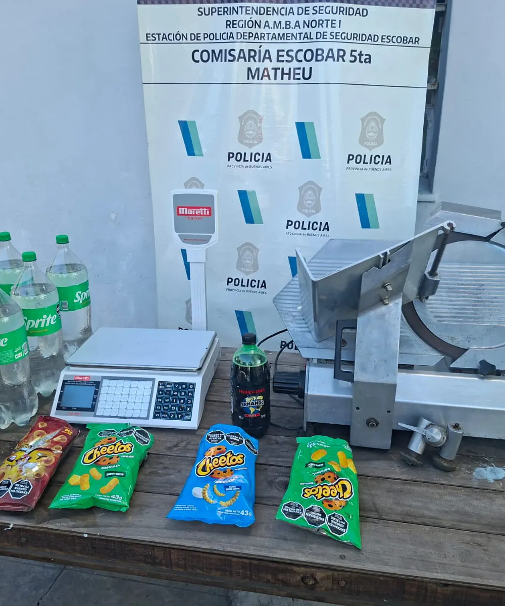 Elementos robados, gaseosas, una balanza, cortadora de fiambre y cheetos.