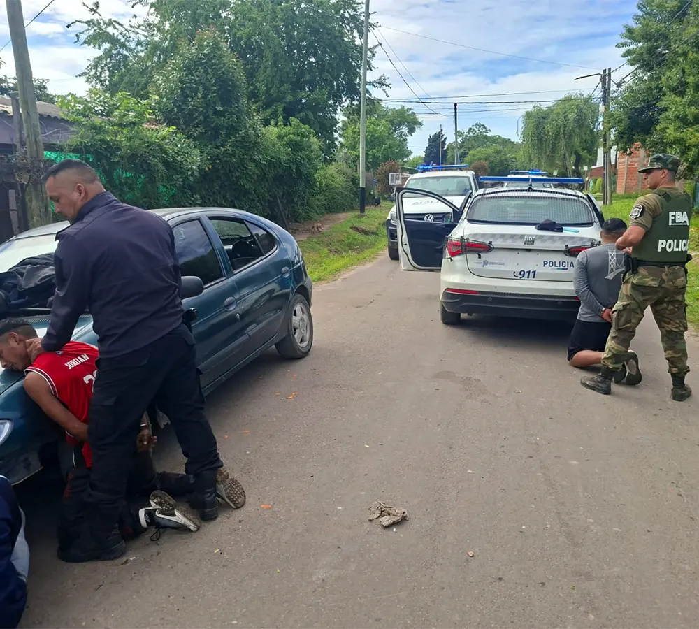 La policía interceptó a los ladrones en la calle.