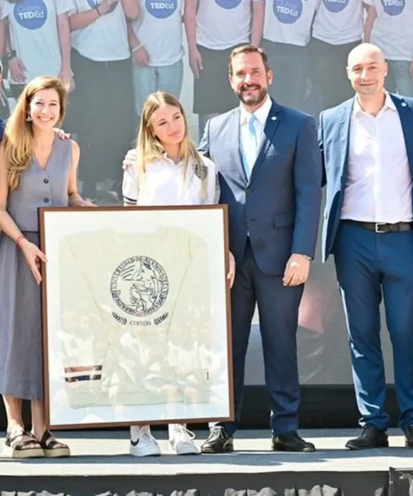 Autoridades junto a una estudiante destacada