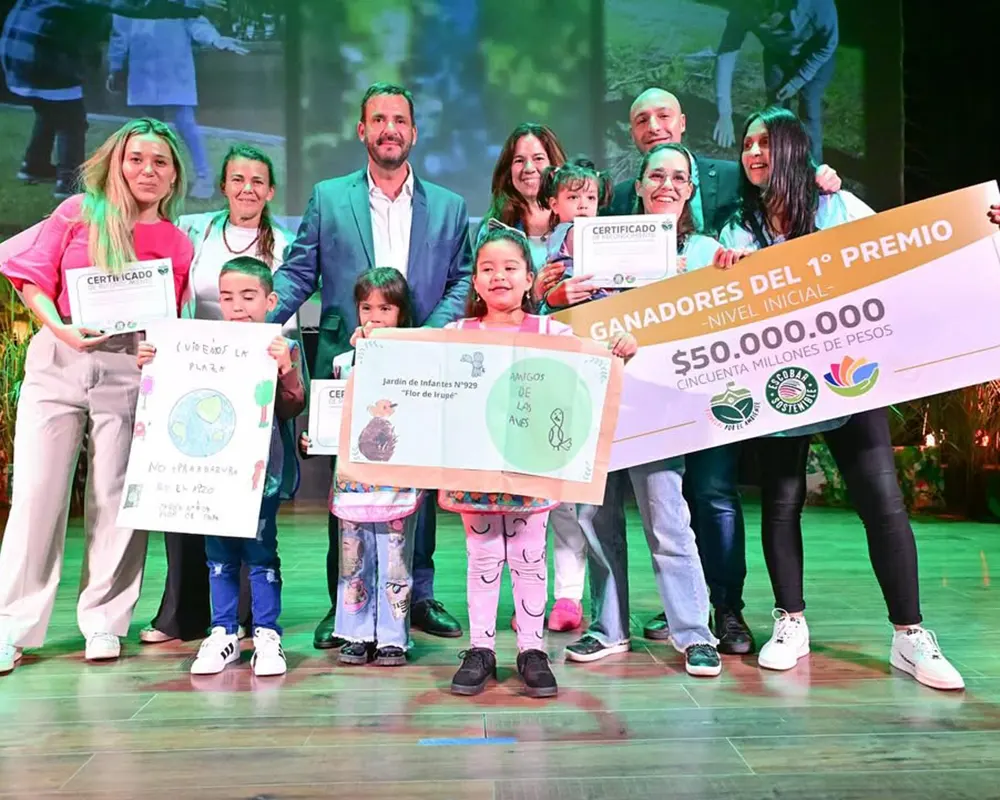 Chicos de Jardín de Infantes Nª929 recibieron el primer premio del concurso Cuidades Limpias.
