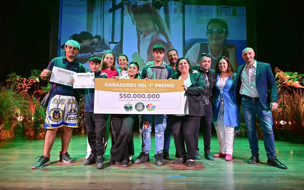 Chicos del nivel secundario recibiendo su premio por participar del concurso Ciudades Limpias.