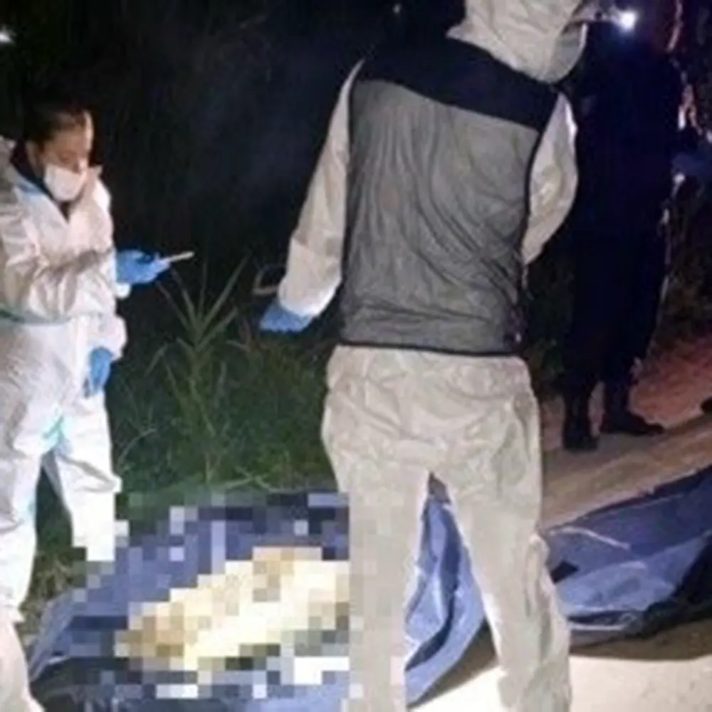 Policías junto al cuerpo desmembrado y disperso en bolsas