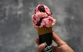 Helado de frutilla en cucurucho