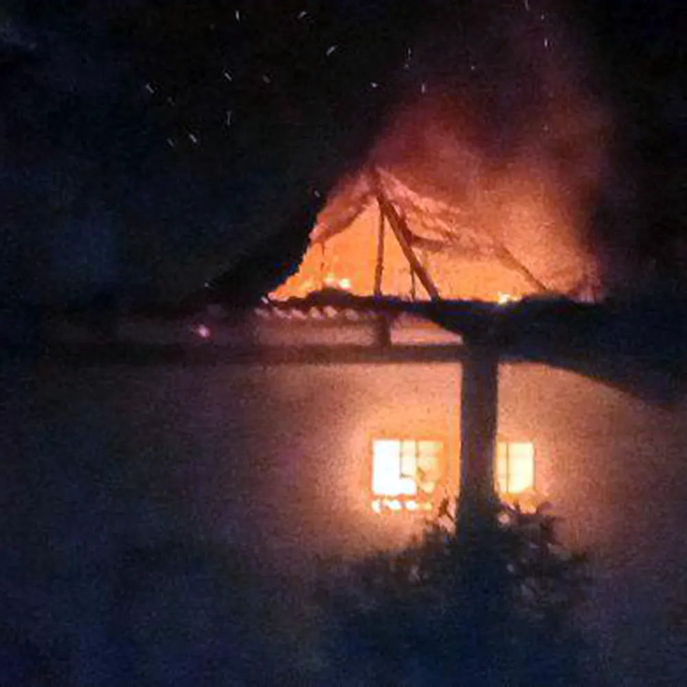 parte del techo de a vivienda cae debido al fuego 