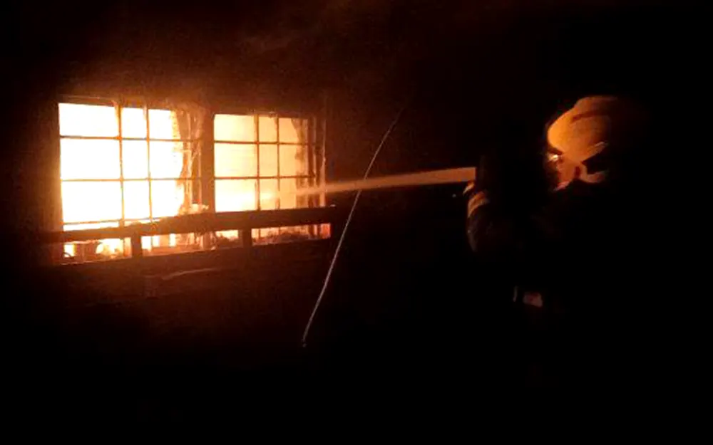 Voraz incendio destruyó la vivienda de una familia en Matheu