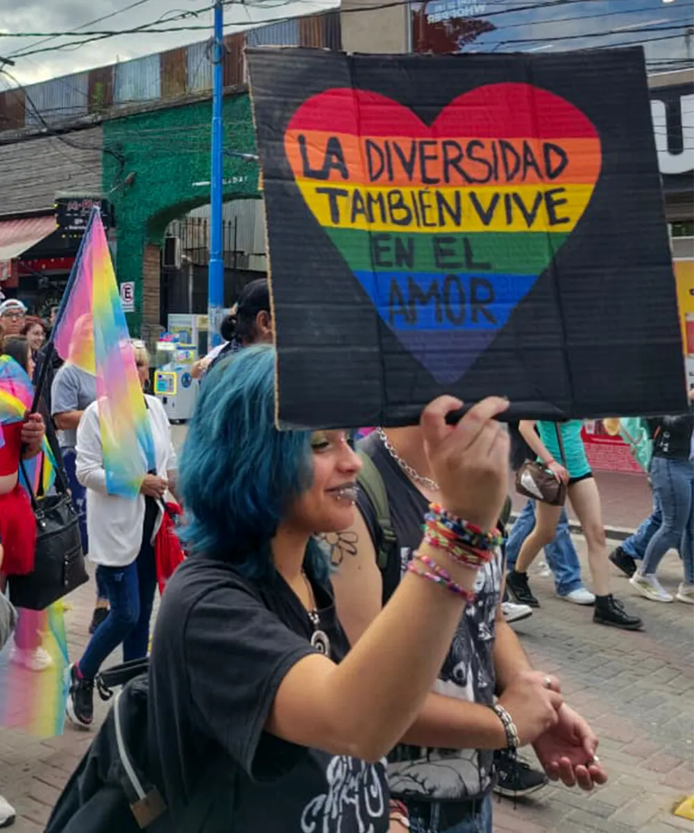 "La diversidad también vive en el amor”, dice el cartel de una manifestante en la marcha del orgullo LGBTIQ+
