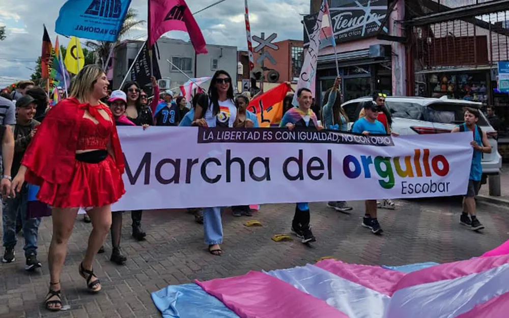 Manifestantes atraviesan la avenida Tapia de Cruz