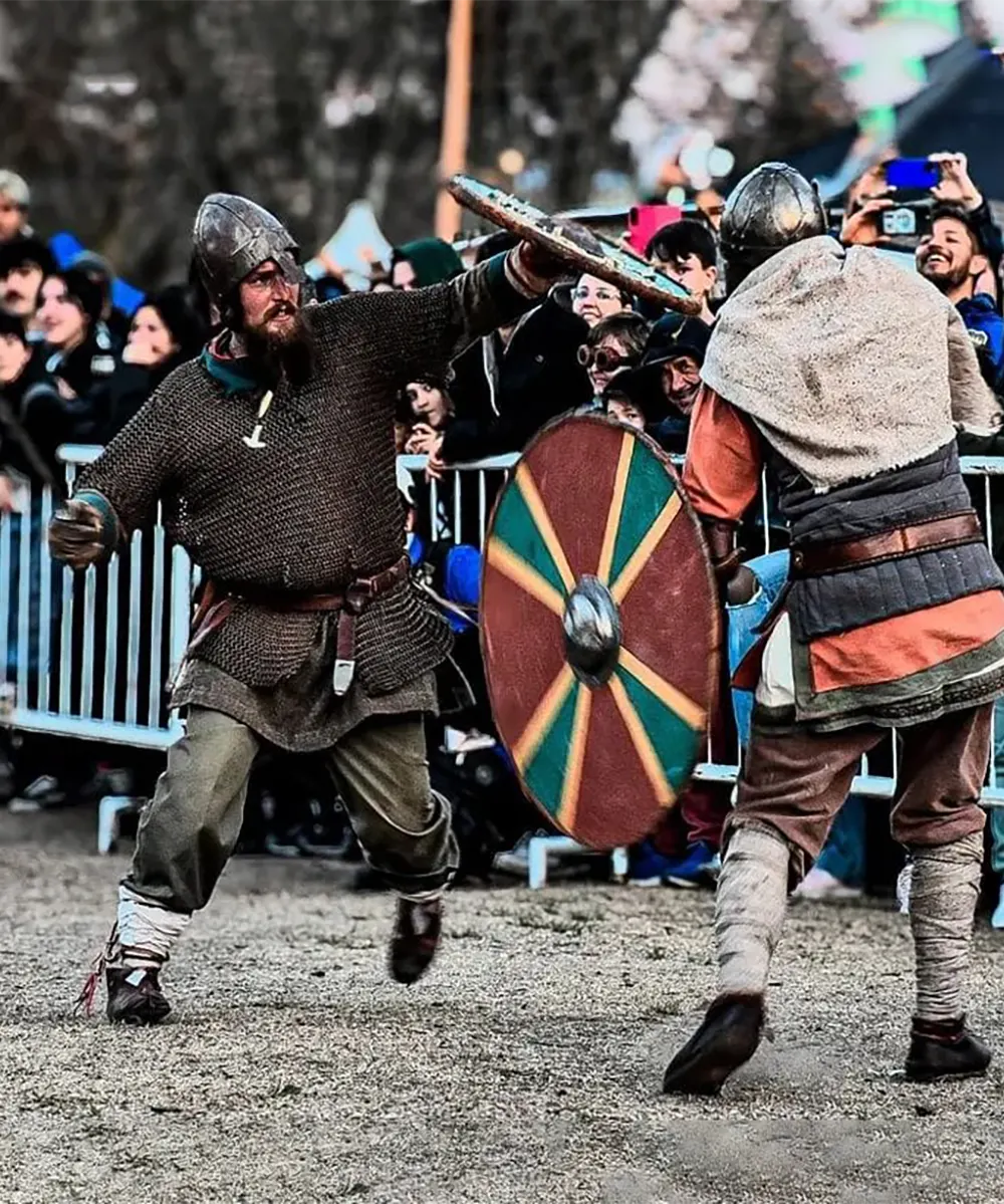Participantes de Terra Avstralis en una pelea grupal con armaduras y espadas reales