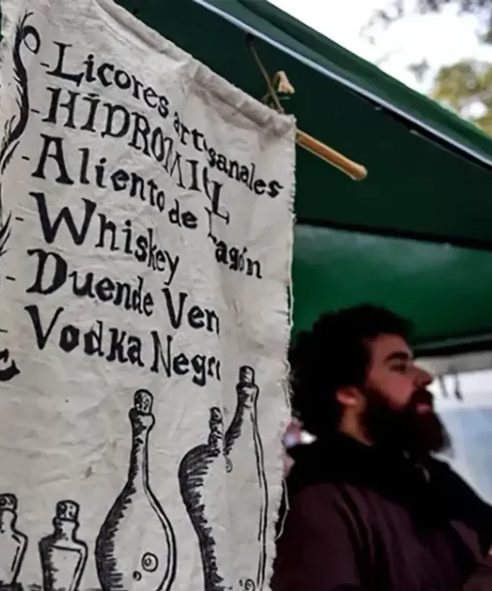 Puesto de gastronomia de  Terra Avstralis atendido por un vendedor vestido de época